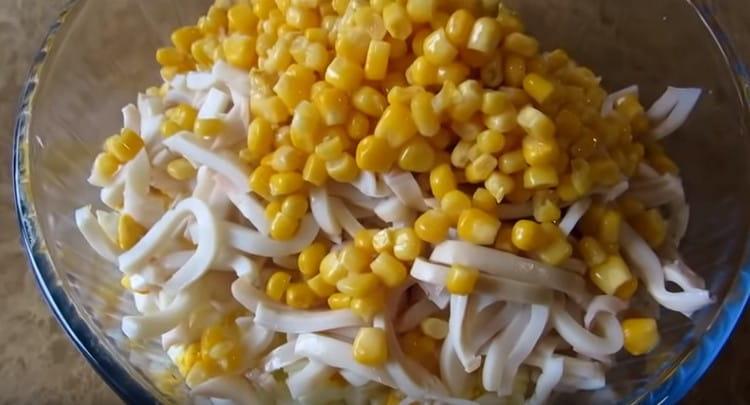 Ajouter le maïs en conserve à la salade.