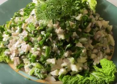 Nous préparons une délicieuse salade avec des calmars, des œufs et des concombres selon une recette détaillée avec photo.
