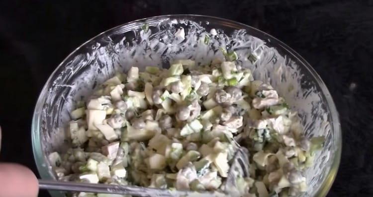 Pomiješajte našu salatu s lignjama, jajima i krastavcima i poslužite.
