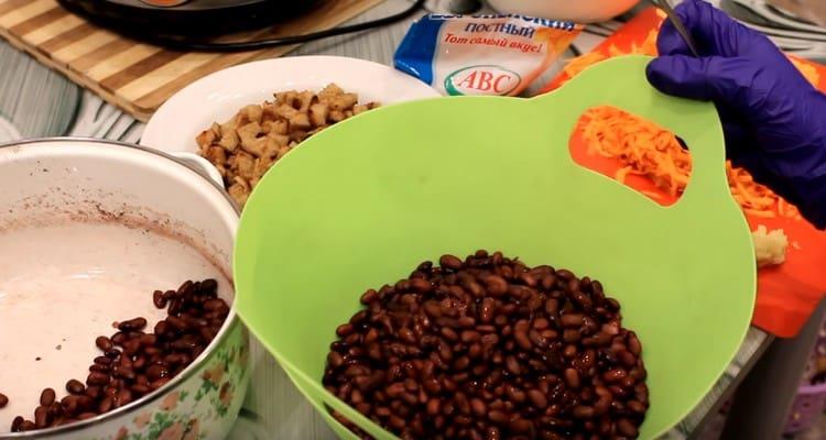 Spread the beans in a large bowl.