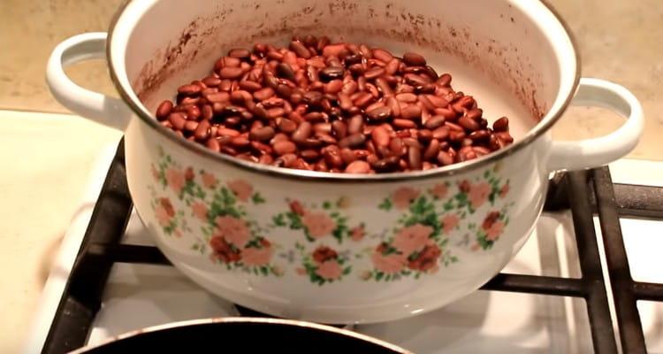 We wash the soaked beans in advance, boil them and let it cool.