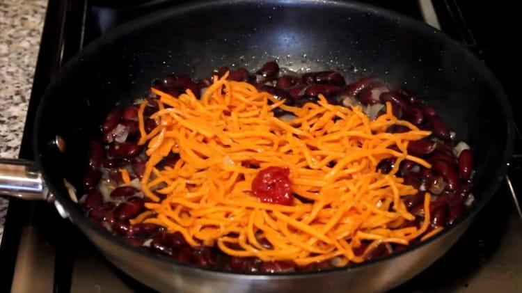 Ajouter les carottes coréennes et la pâte de tomates à la poêle.