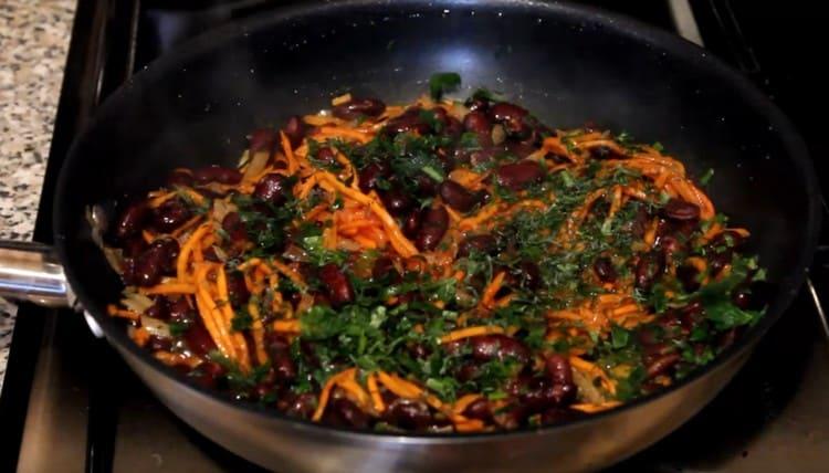 Assaisonnez le plat avec des épices, ajoutez des légumes verts finement hachés.