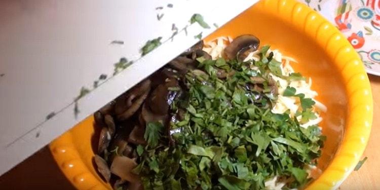 U zdjelu sa škampima i lukom dodajte gljive, sir, nasjeckano zelje.