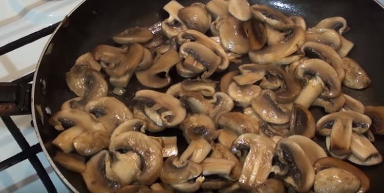 Faire frire les champignons dans une poêle.