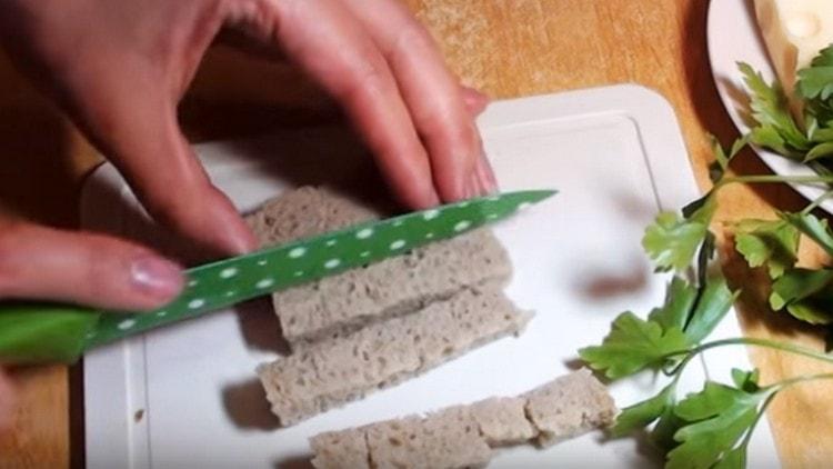 Cortar el pan de centeno en un cubo.