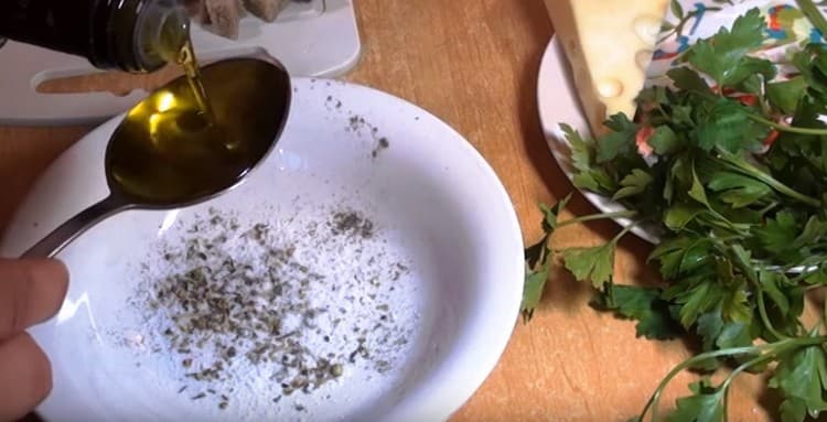 Dans un bol, mélanger les herbes de Provence, le sel et l'huile d'olive.