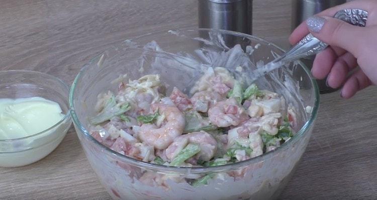 Une salade de crevettes simple et appétissante est prête.