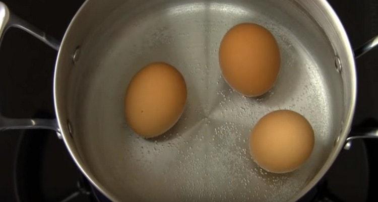skuhajte tvrdo kuhana jaja