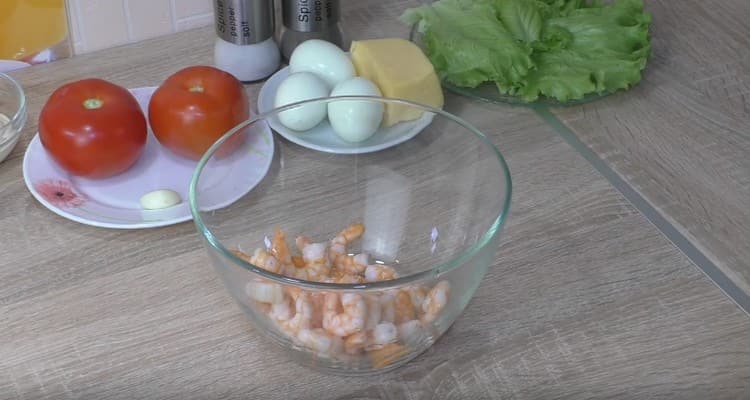 Crevettes étalées dans un bol spacieux.