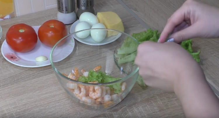 narežite salatu na komade i dodajte u zdjelu sa škampima.