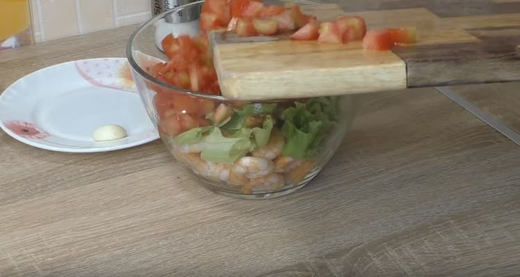Couper les tomates en dés et les répartir dans un bol.