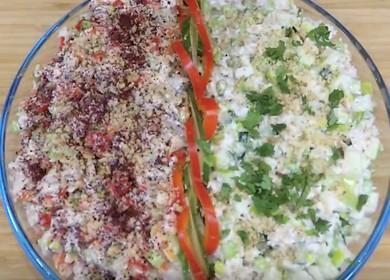 Salade au poulet et au céleri - une collation belle et légère avec des noix et des épices