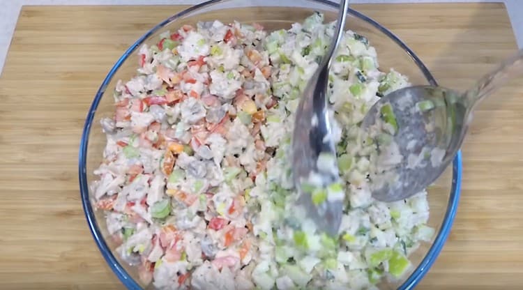 ponga una versión de la ensalada en la mitad del plato y la otra en la segunda.