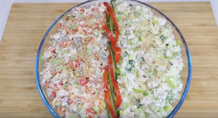 Saupoudrer les deux types de salade avec des noix hachées.