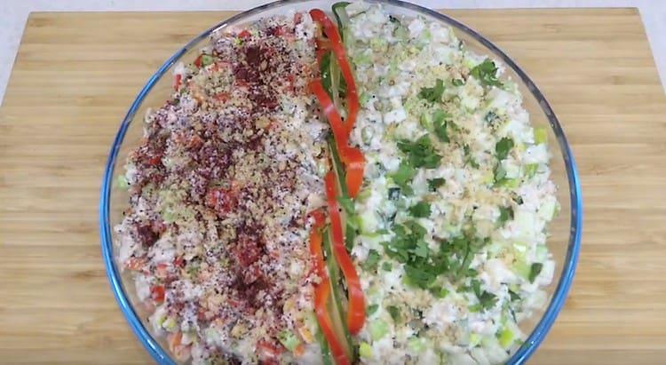 Espolvorea la ensalada de pimiento con pimentón, y la del pepino, decora con hierbas picadas.