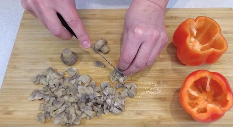 hacher finement les champignons bouillis.