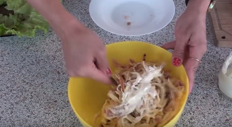 In one bowl we combine the components, mix with the addition of mayonnaise with garlic.