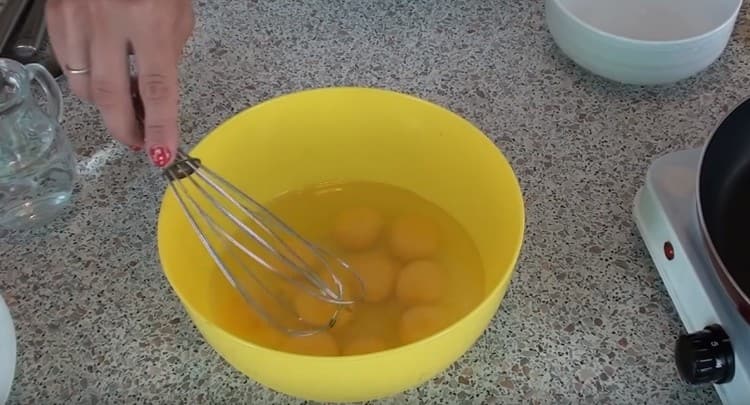 Whisk 10 eggs with a whisk.