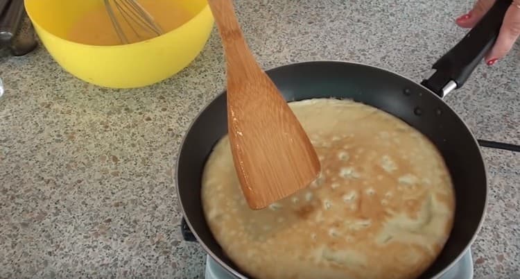 Cada panqueque de tortilla se fríe hasta que se dore por ambos lados.