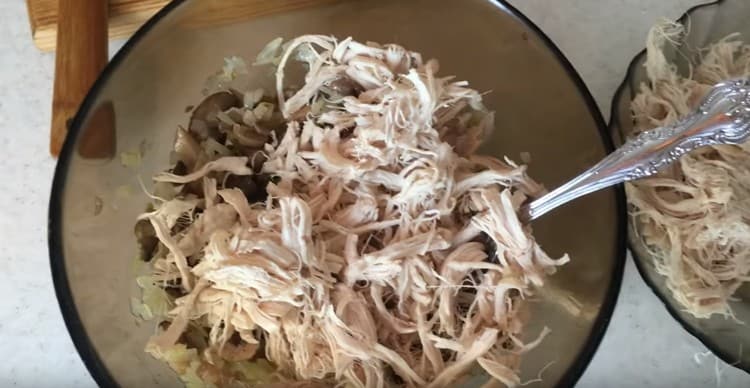 Ajouter la viande de poulet à l'oignon avec des champignons.