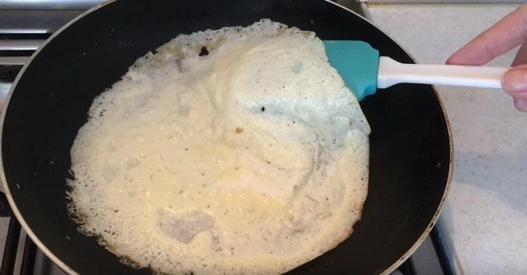 Cuire les fines crêpes d'omelette dans une casserole.