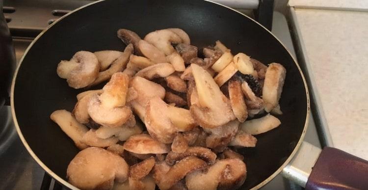 Put the frozen champignons in the pan.