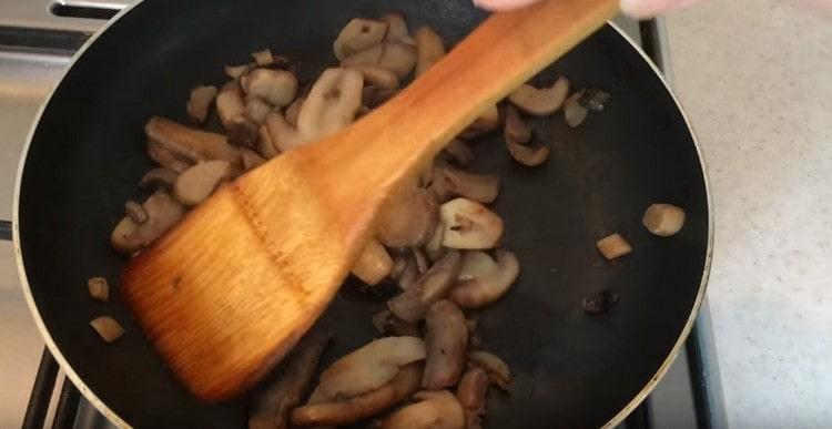 Drain the liquid formed in the pan and fry the mushrooms until soft.