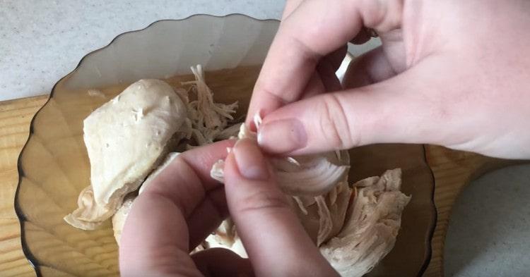 We divide the boiled chicken breast into fibers.