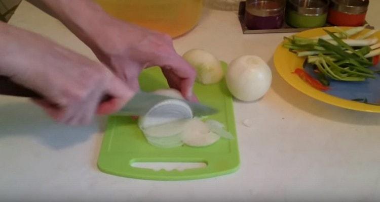 cut the onions in half rings.