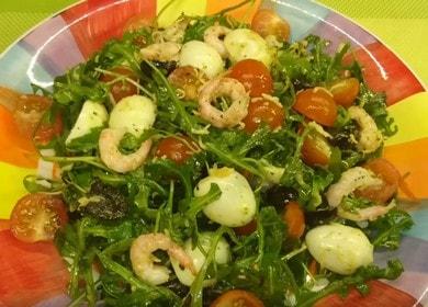 Preparamos una deliciosa ensalada con rúcula, camarones y tomates cherry de acuerdo con una receta paso a paso con una foto.