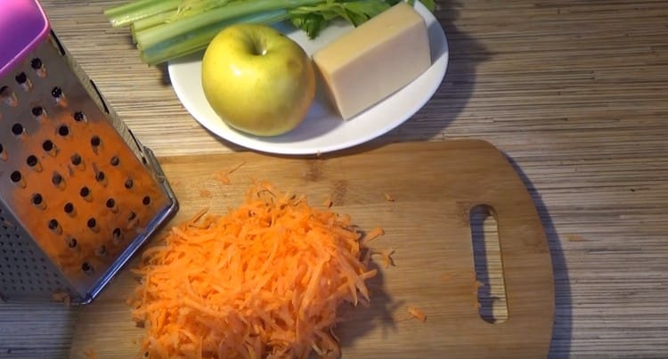 Frota las zanahorias en un rallador grueso.