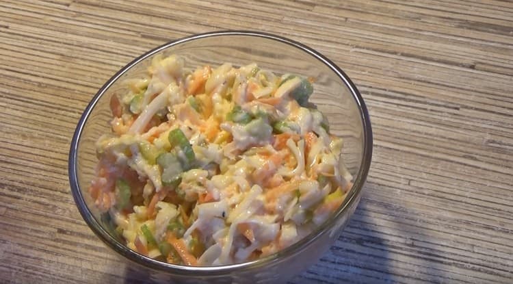 Salatu premažite celerom, češnjakom, pomiješajte i jelo je spremno.