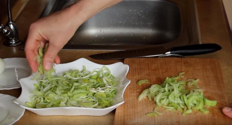 hacher finement le céleri et en faire la deuxième couche de salade.