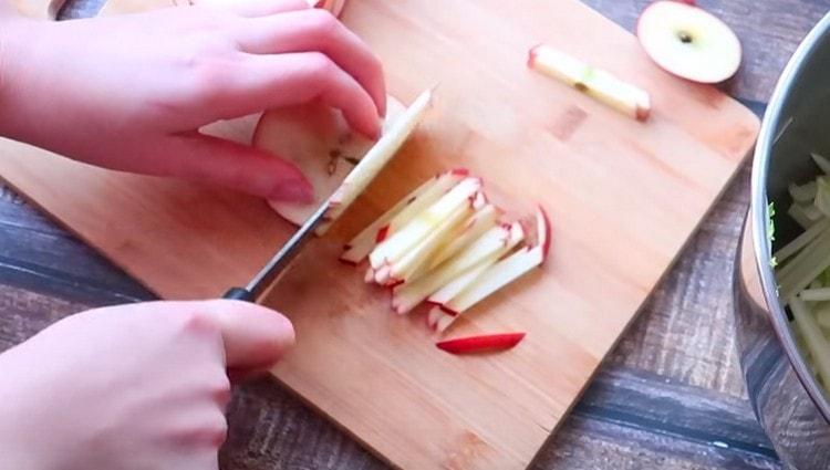 Cortar la manzana en tiras finas.