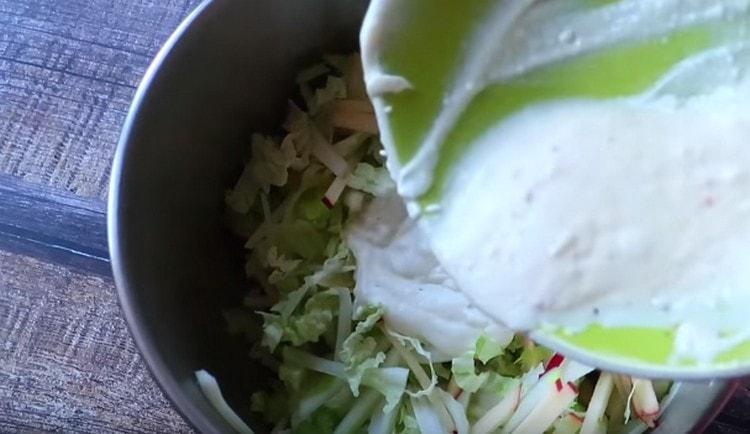 Ajoutez la vinaigrette au yaourt à la salade.