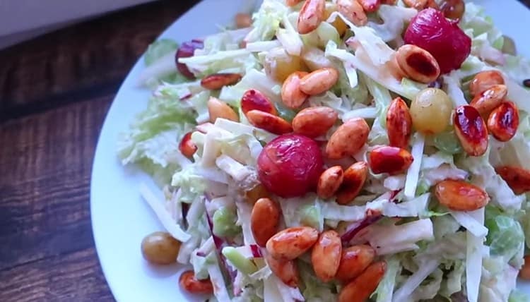 Salad prepared with such a recipe with stem celery is additionally decorated with nuts and remaining grapes.