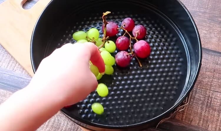 In the baking dish we spread the twigs of grapes.