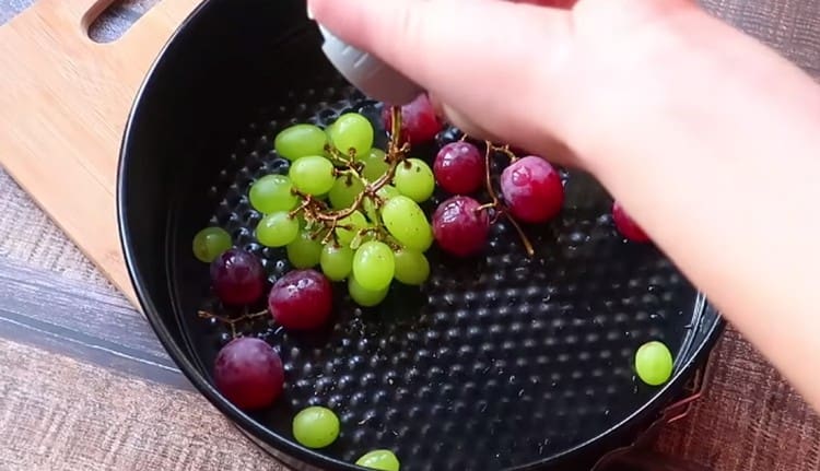 Pour the grapes with oil, salt and pepper, send to the oven.
