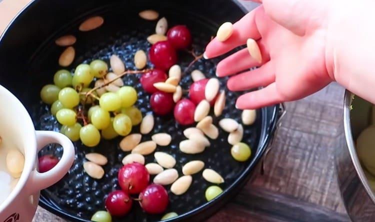 Agregue nueces a las uvas.