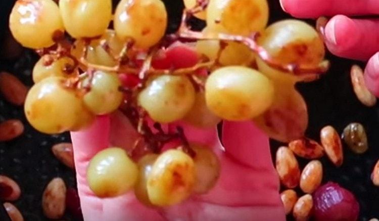 Deje enfriar las uvas horneadas.