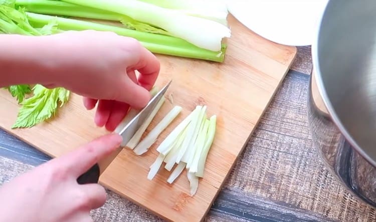 Cut the celery into strips.
