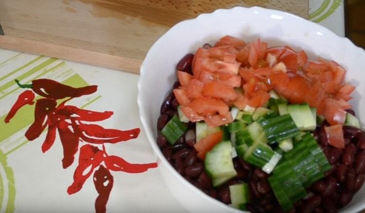 Put the beans in a bowl, add cucumbers and tomatoes to it.