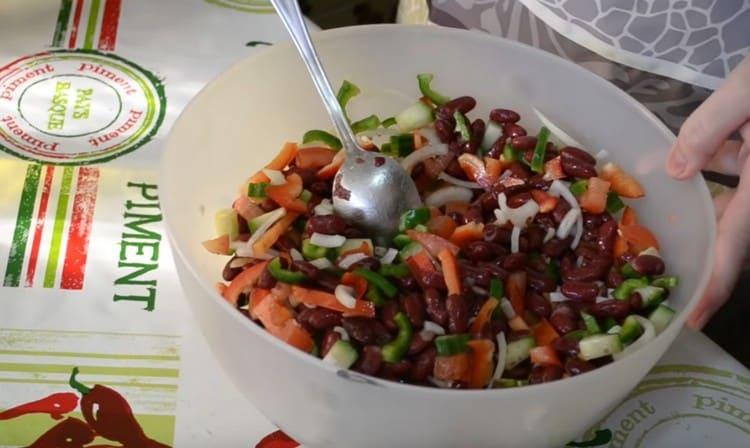 Ajoutez les oignons et les poivrons marinés à la salade.