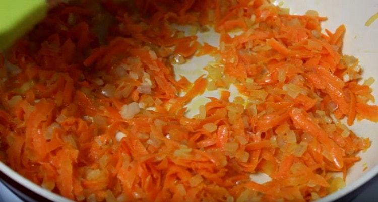 Ajouter les carottes à l'oignon et passer les légumes ensemble.
