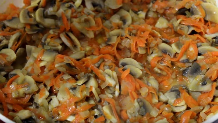 U povrće dodajte gljive.