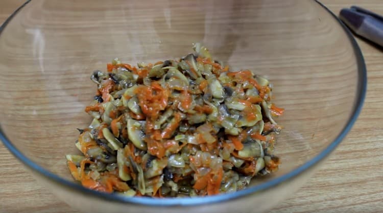 Nous transférons les légumes refroidis aux champignons dans un saladier spacieux.