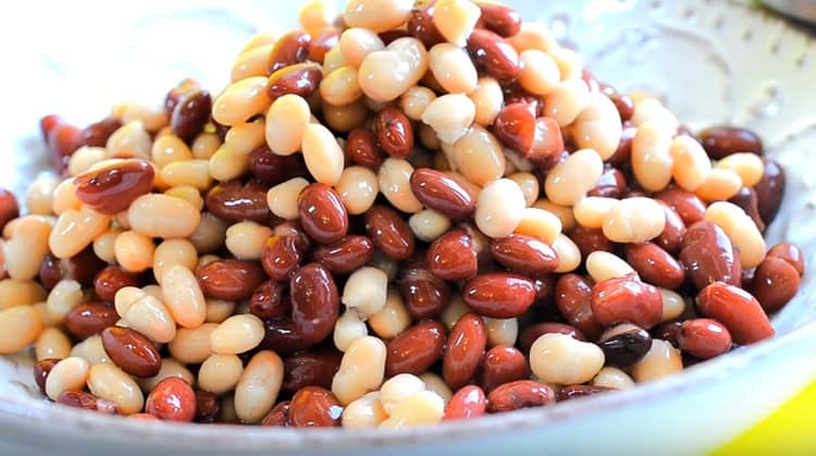 Put the beans in a salad bowl.