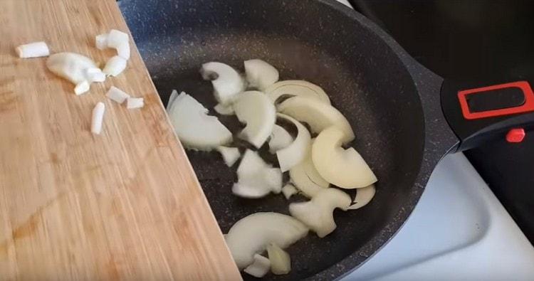 Pour vegetable oil into the pan and spread the onions.