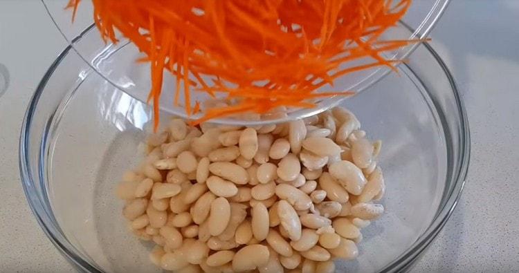 Trois carottes sur une râpe coréenne et envoyer aux haricots.